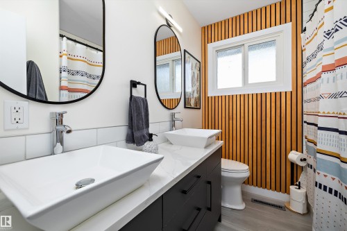 6304 94A Avenue, Edmonton, AB - Indoor Photo Showing Bathroom