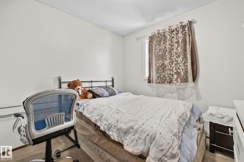 Carpeted bedroom featuring a textured ceiling - 17523 95 Street, Edmonton, AB - Indoor Photo Showing Bedroom