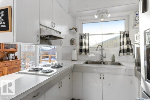 36 Sunset Blvd, St. Albert, AB - Indoor Photo Showing Kitchen With Double Sink