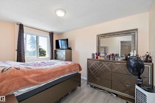 Bedroom with light wood-type flooring and a textured ceiling - 127 Cornell Court, Edmonton, AB - Indoor Photo Showing Bedroom