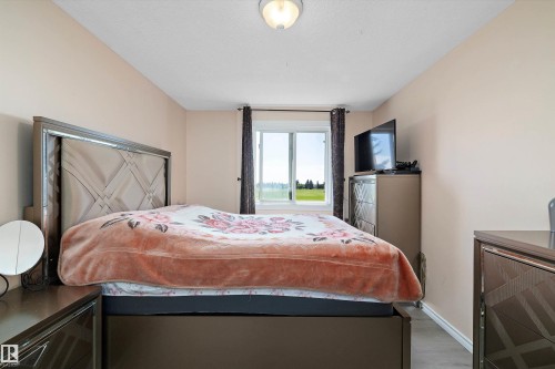 Bedroom featuring baseboards and light wood-style flooring - 127 Cornell Court, Edmonton, AB - Indoor Photo Showing Bedroom
