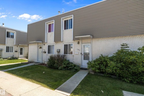 View of front facade featuring a front yard and stucco siding - 127 Cornell Court, Edmonton, AB - Outdoor With Facade