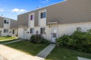 View of front facade featuring a front yard and stucco siding - 127 Cornell Court, Edmonton, AB  - Outdoor With Facade 