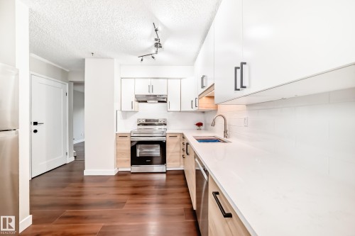 1189 Hooke Road, Edmonton, AB - Indoor Photo Showing Kitchen With Upgraded Kitchen