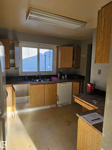 37 1415 62 Street, Edmonton, AB - Indoor Photo Showing Kitchen With Double Sink