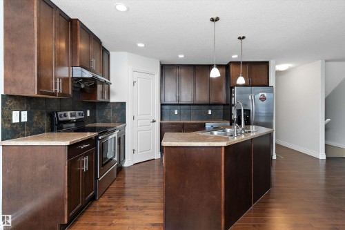 823 172 Street, Edmonton, AB - Indoor Photo Showing Kitchen With Stainless Steel Kitchen With Double Sink With Upgraded Kitchen