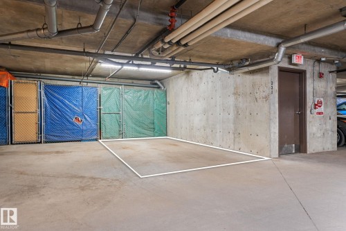 302 2503 Hanna Crescent, Edmonton, AB - Indoor Photo Showing Garage