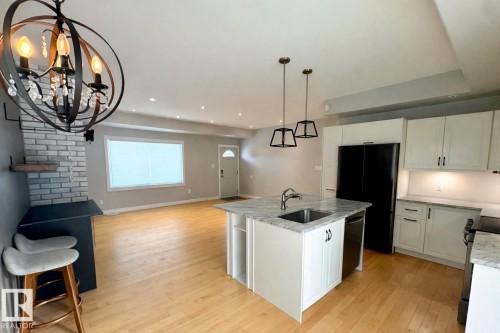 6 Manor Drive, Spruce Grove, AB - Indoor Photo Showing Kitchen