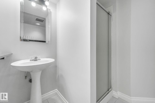 70 Hearthstone, Edmonton, AB - Indoor Photo Showing Bathroom