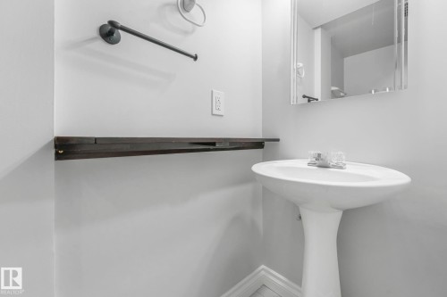 70 Hearthstone, Edmonton, AB - Indoor Photo Showing Bathroom