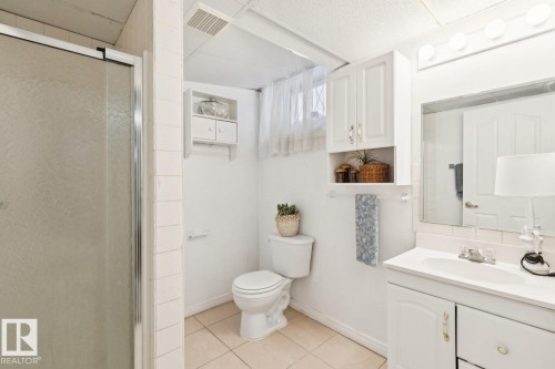 8617 158A Avenue, Edmonton, AB - Indoor Photo Showing Bathroom