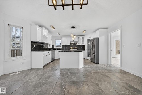 10916 175 Avenue, Edmonton, AB - Indoor Photo Showing Kitchen