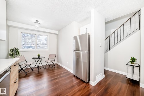 1189 Hooke Road, Edmonton, AB - Indoor Photo Showing Kitchen
