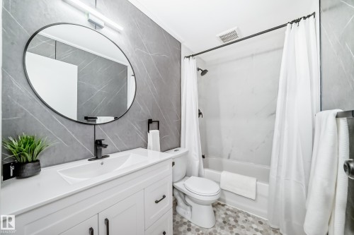 1189 Hooke Road, Edmonton, AB - Indoor Photo Showing Bathroom