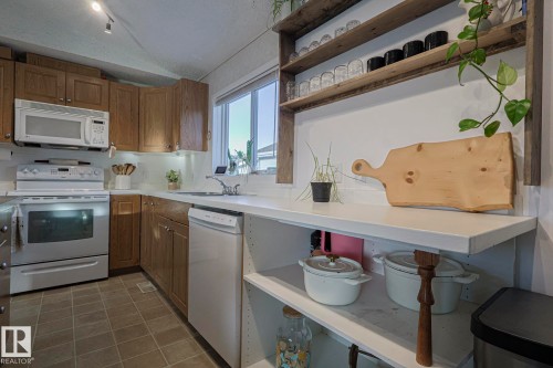 4000 Aspen Way, Leduc, AB - Indoor Photo Showing Kitchen