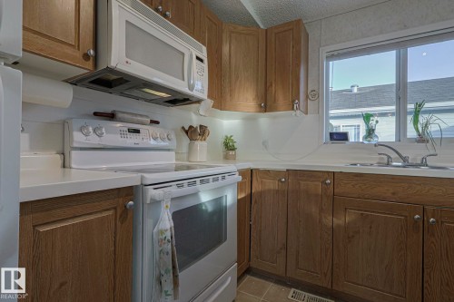4000 Aspen Way, Leduc, AB - Indoor Photo Showing Kitchen