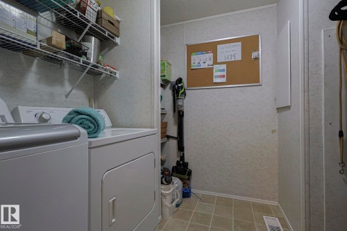 4000 Aspen Way, Leduc, AB - Indoor Photo Showing Laundry Room
