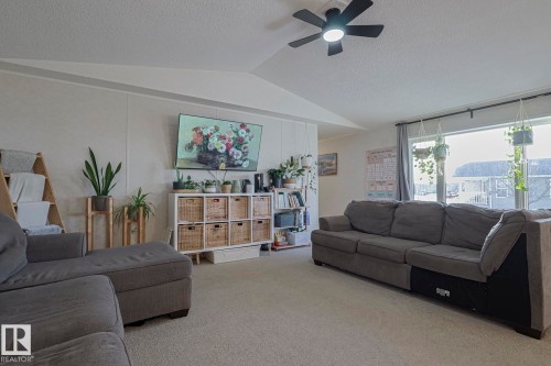 4000 Aspen Way, Leduc, AB - Indoor Photo Showing Living Room