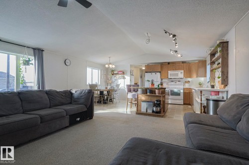 4000 Aspen Way, Leduc, AB - Indoor Photo Showing Living Room