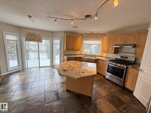 223 Ormsby Road East, Edmonton, AB - Indoor Photo Showing Kitchen