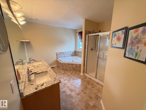 223 Ormsby Road East, Edmonton, AB - Indoor Photo Showing Bathroom