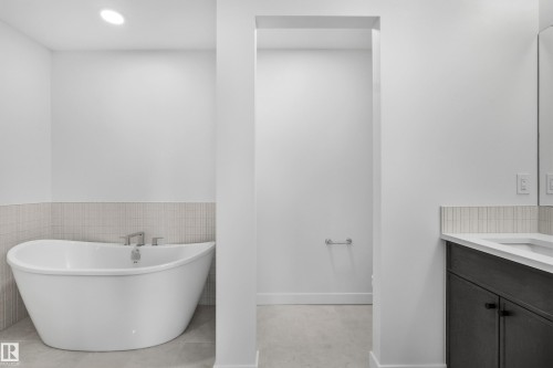 2126 Muckleplum Crescent, Edmonton, AB - Indoor Photo Showing Bathroom
