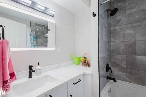 Full bath with vanity and shower / tub combo - 10423 35 Avenue, Edmonton, AB - Indoor Photo Showing Bathroom