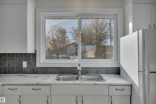 4805 48 Avenue, Wetaskiwin, AB - Indoor Photo Showing Kitchen With Double Sink