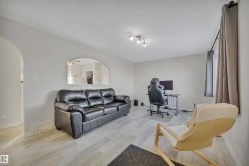 4805 48 Avenue, Wetaskiwin, AB - Indoor Photo Showing Living Room