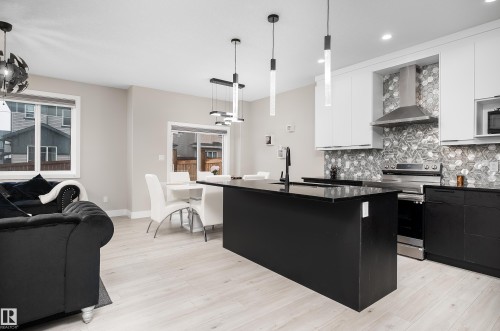23 Hunter Place, Spruce Grove, AB - Indoor Photo Showing Kitchen With Upgraded Kitchen