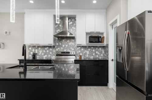 23 Hunter Place, Spruce Grove, AB - Indoor Photo Showing Kitchen With Double Sink With Upgraded Kitchen