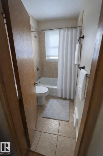 7910 75 Street, Edmonton, AB - Indoor Photo Showing Bathroom