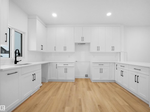 788 Cy Becker Drive, Edmonton, AB - Indoor Photo Showing Kitchen