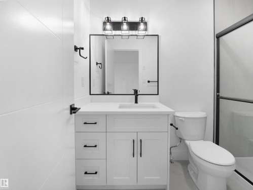 788 Cy Becker Drive, Edmonton, AB - Indoor Photo Showing Bathroom