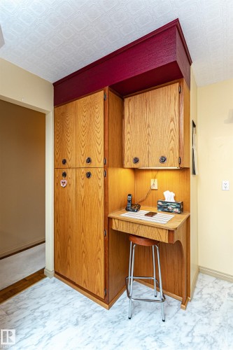 Office space featuring an ornate ceiling - 2112 67 Street Nw, Edmonton, AB - Indoor