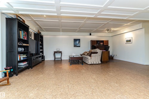 Living area featuring baseboards - 2112 67 Street Nw, Edmonton, AB - Indoor