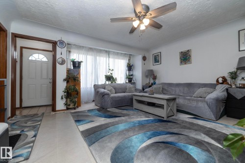 9405 110 Avenue, Edmonton, AB - Indoor Photo Showing Living Room