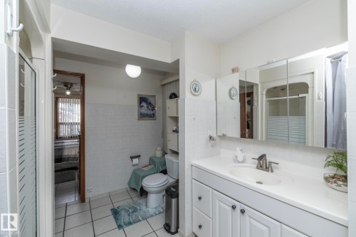 9405 110 Avenue, Edmonton, AB - Indoor Photo Showing Bathroom
