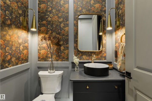 10805 60 Avenue, Edmonton, AB - Indoor Photo Showing Bathroom
