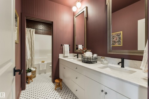 10805 60 Avenue, Edmonton, AB - Indoor Photo Showing Bathroom