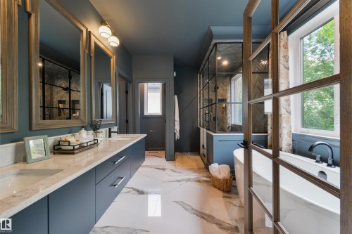 10805 60 Avenue, Edmonton, AB - Indoor Photo Showing Bathroom