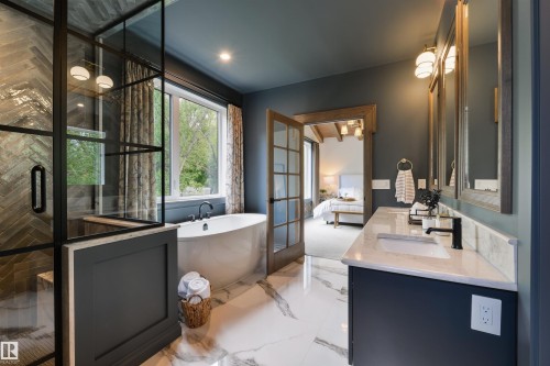 10805 60 Avenue, Edmonton, AB - Indoor Photo Showing Bathroom