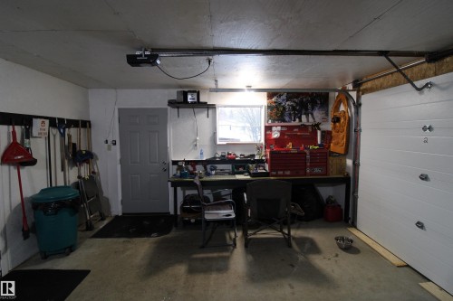 2971 Townsite Crescent, Calling Lake, AB - Indoor Photo Showing Garage