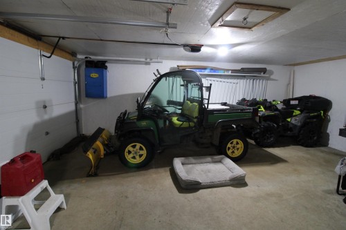 2971 Townsite Crescent, Calling Lake, AB - Indoor Photo Showing Garage