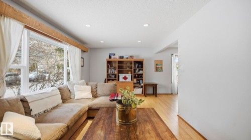 8911 83 Avenue, Edmonton, AB - Indoor Photo Showing Living Room