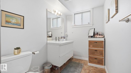 8911 83 Avenue, Edmonton, AB - Indoor Photo Showing Bathroom