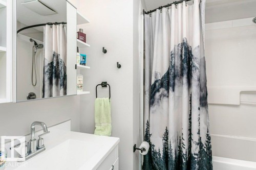 9020 152 Street, Edmonton, AB - Indoor Photo Showing Bathroom