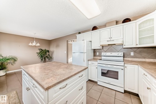 4 2419 133 Avenue, Edmonton, AB - Indoor Photo Showing Kitchen