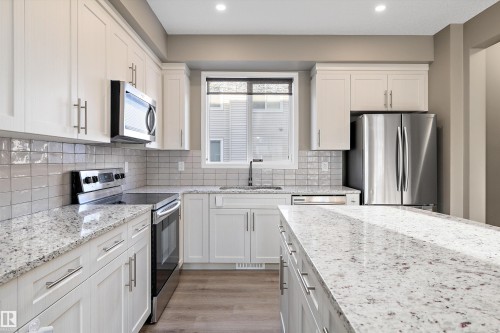 18 2072 Wonnacott Way, Edmonton, AB - Indoor Photo Showing Kitchen With Upgraded Kitchen