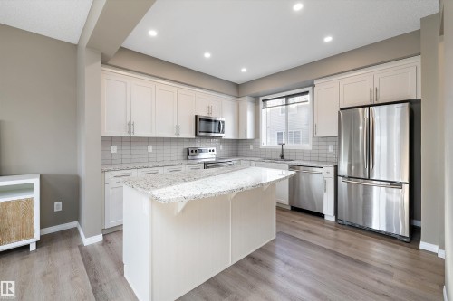 18 2072 Wonnacott Way, Edmonton, AB - Indoor Photo Showing Kitchen With Upgraded Kitchen